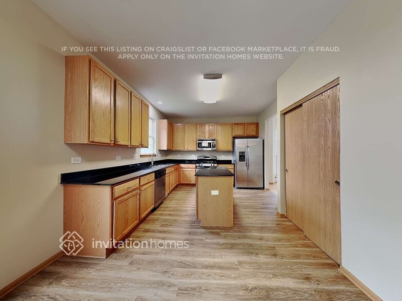 Building Photo - 10880 Grand Canyon Ave