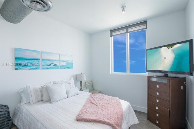 Building Photo - 700 NE 25th St