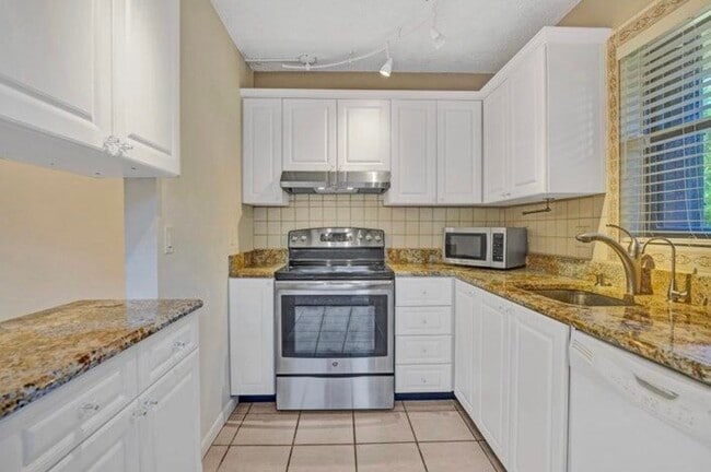 Building Photo - 3134 SW 20th Ter