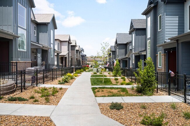 Building Photo - Modern 3BD, 2.5BA Castle Pines Townhome wi...