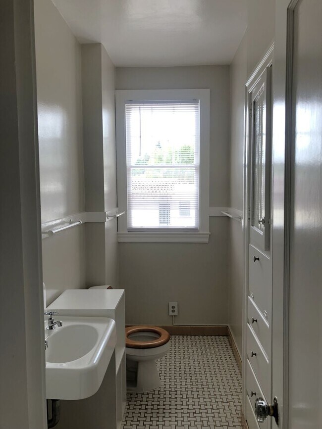 Building Photo - COMING SOON-large bedroom and is located near the north side of UCB