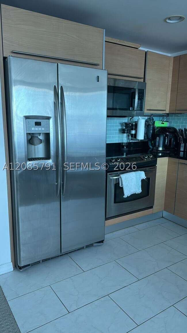 Building Photo - 950 Brickell Bay Dr