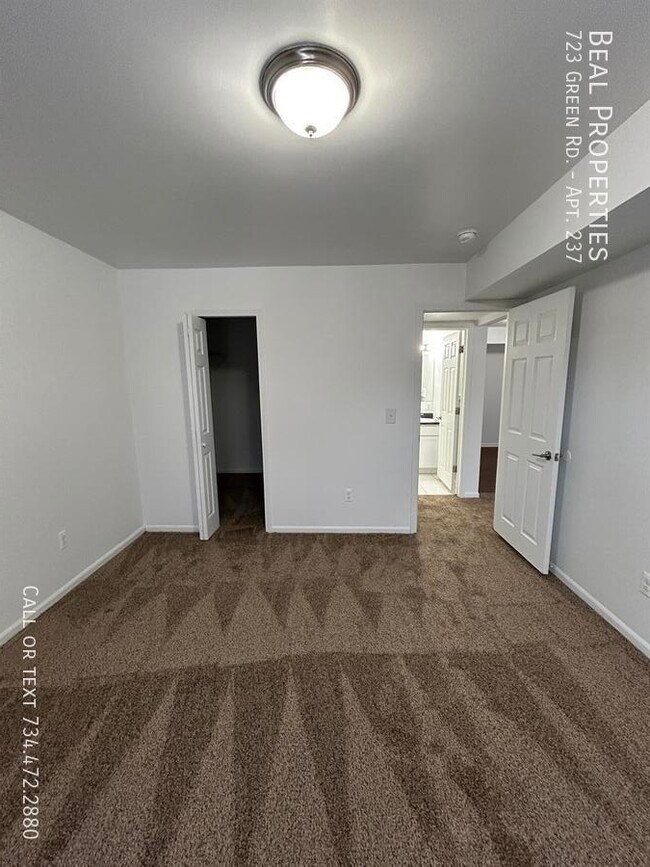 Building Photo - 723 Green Rd