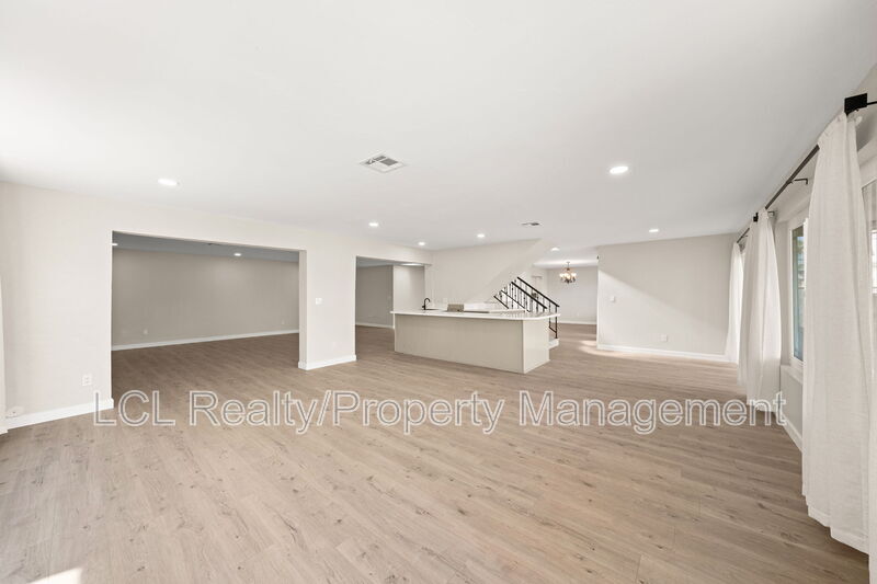 Building Photo - 29880 Longhorn Dr