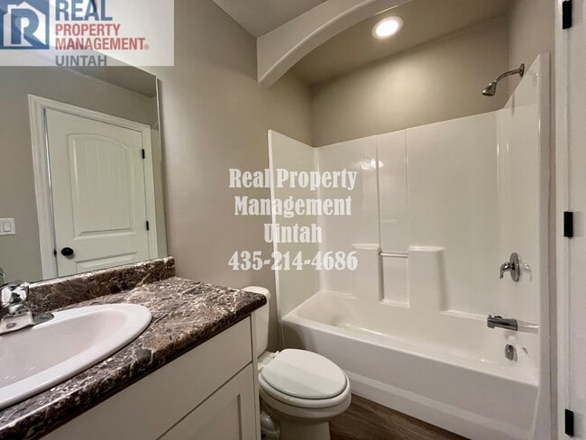 Building Photo - 3 bed 2.5 bath townhome in Fox Run