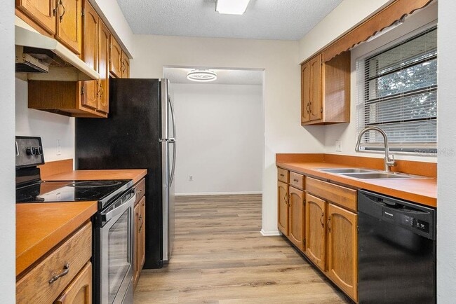 Building Photo - 223 E Fern Dr