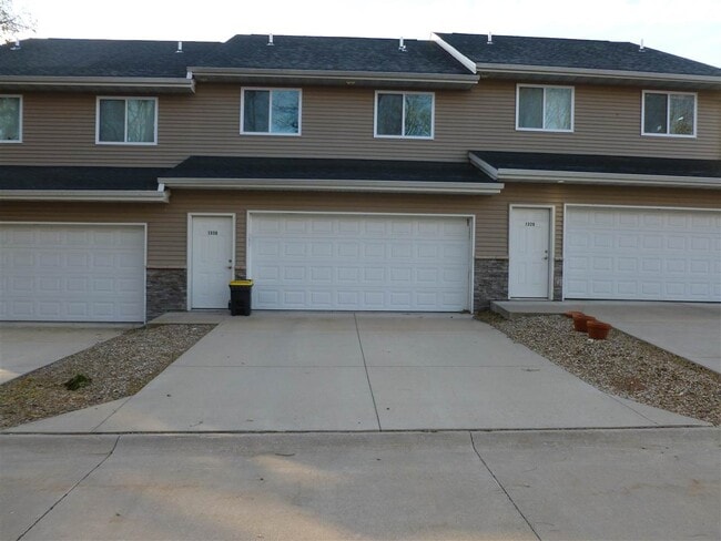 Building Photo - 1330 N Dodge St Ct