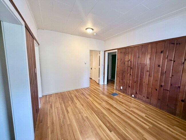 Building Photo - 4 Bedroom Single Family Home in West Haven