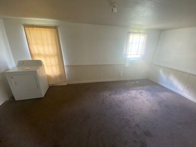 Building Photo - Single-Family Home Available!