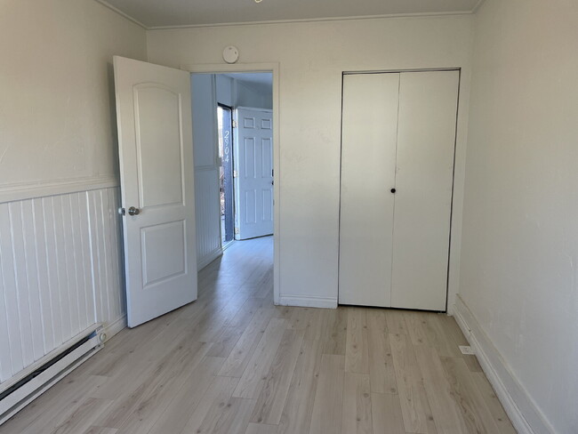 Building Photo - 3 bed 1 bath ground level apartment with n...