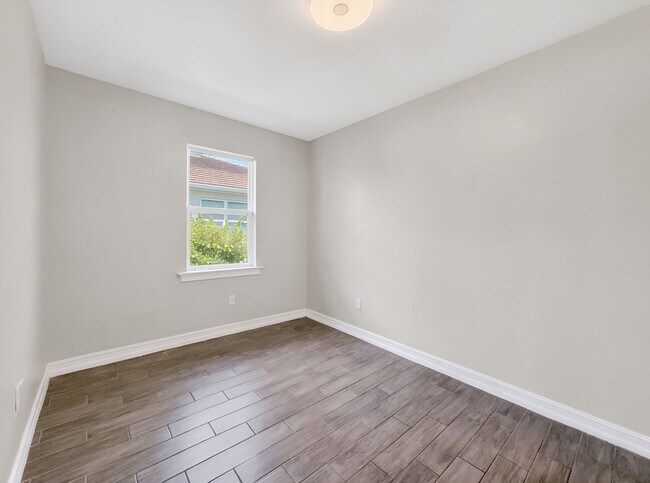 Building Photo - Live the Southwest Florida lifestyle in this lakefront villa in South Naples!