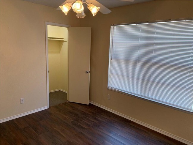 Building Photo - 907 S Mesquite St