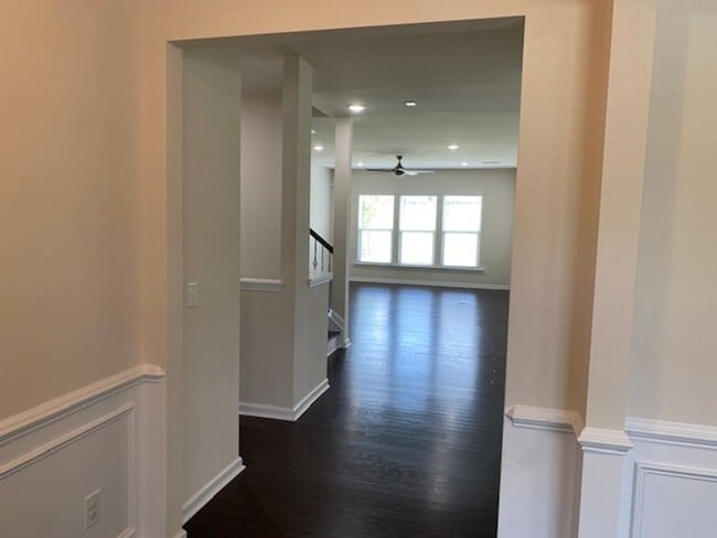 Building Photo - 439 Parlier Dr