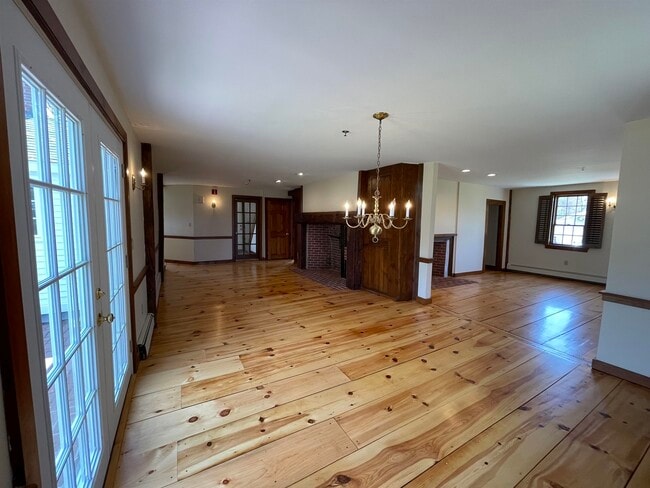 Building Photo - 454 Main St