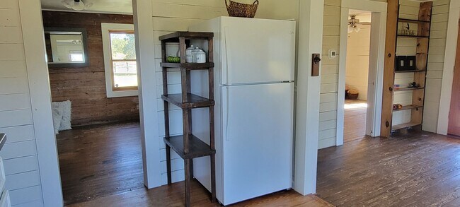 Building Photo - 2/1 Farmhouse in Smithville TX