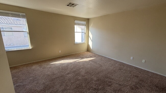 Building Photo - Move in Ready 3 bedroom 2.5 Bath Townhome