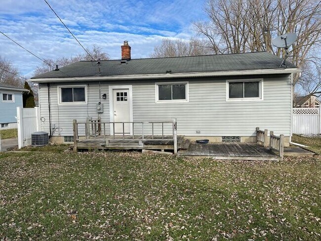 Building Photo - Charming 3-Bedroom Home with Finished Basement in Waterford Township