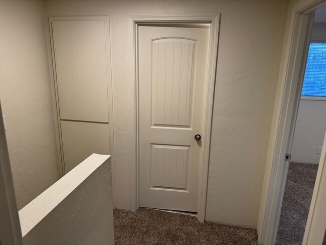 Building Photo - Beautifully updated 2 bedroom 1.5 bath duplex in Springfield!