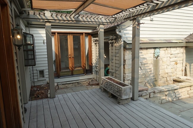 Building Photo - Private Patio Oasis