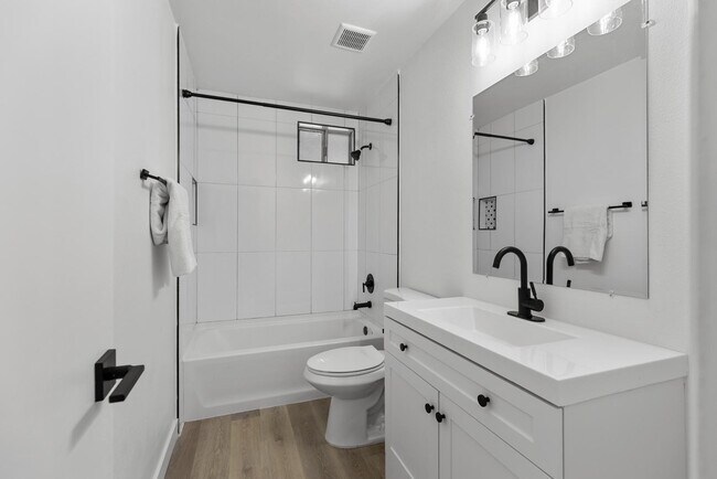 Building Photo - 302 E Monte Vista Rd