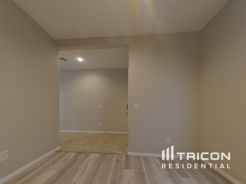 Building Photo - 31062 W Mulberry Dr
