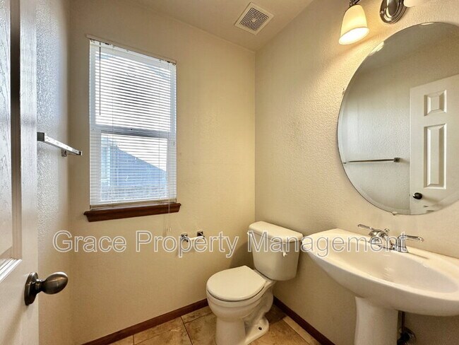 Building Photo - 2523 E 150th Pl