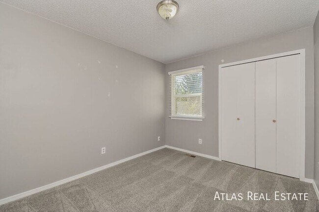 Building Photo - 3724 Adirondack Dr