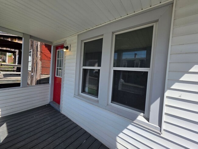 Building Photo - Beautiful Waterside 3 bedroom Single-Family Home - Catskill, NY