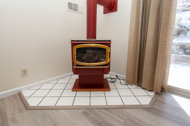 Building Photo - 3654 Hemlock Way