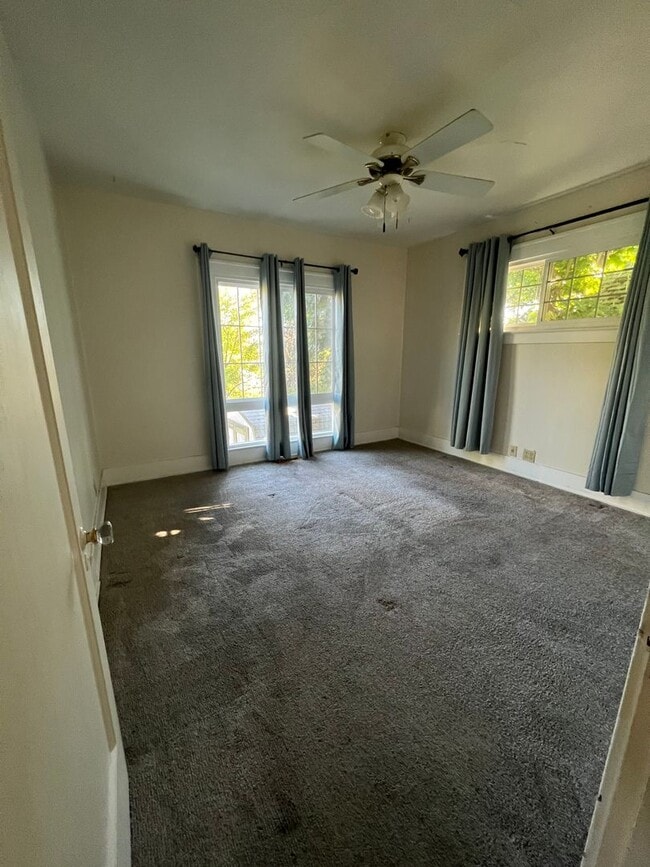Building Photo - 2 Bedroom 1 Bathroom Home - Located Near D...