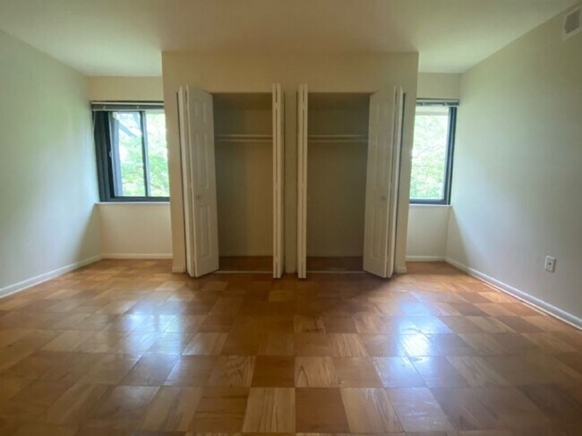 Building Photo - 2 Bedroom 1.5 Bathroom Apartment Unit Loca...