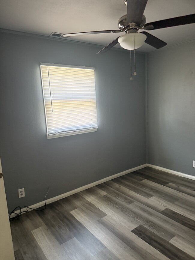 Building Photo - 619 W Lakewood Ave