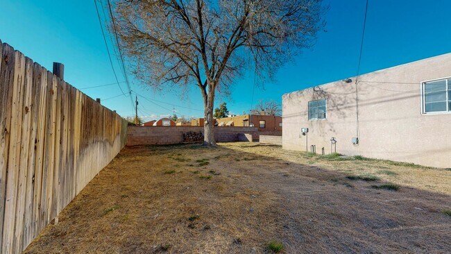 Building Photo - UPTOWN 3 Bedroom +Office  2 Bath with Garage
