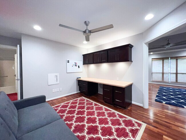 Building Photo - 221 New Kent Pl