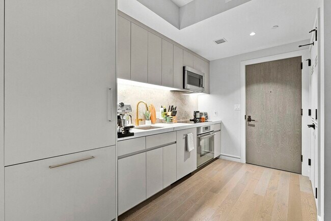Building Photo - 55 Lagrange St