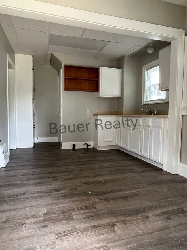 Building Photo - Three bedroom home with two car, detached garage!