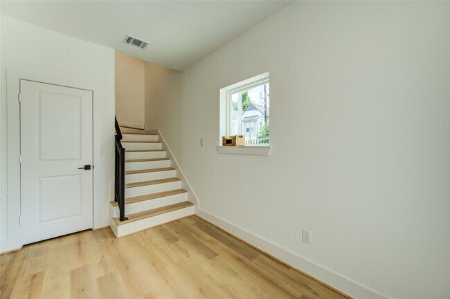Building Photo - 4035 Buck St