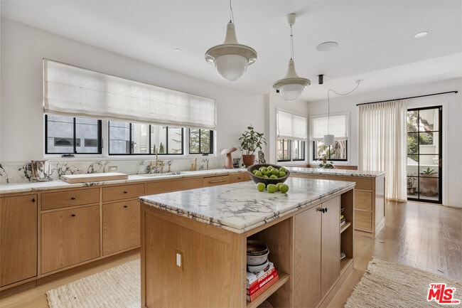 Building Photo - 5201 Vía Donte