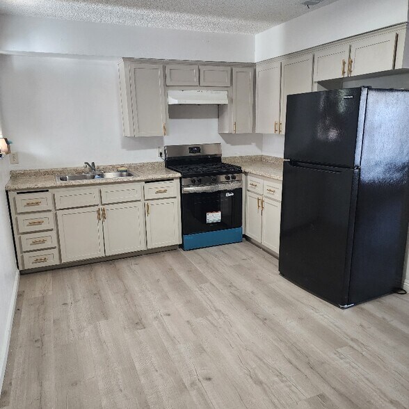 Building Photo - 2458 S Backer Ave