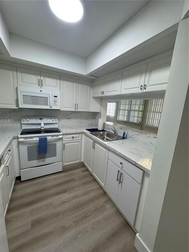 Building Photo - 12850 SW 4th Ct