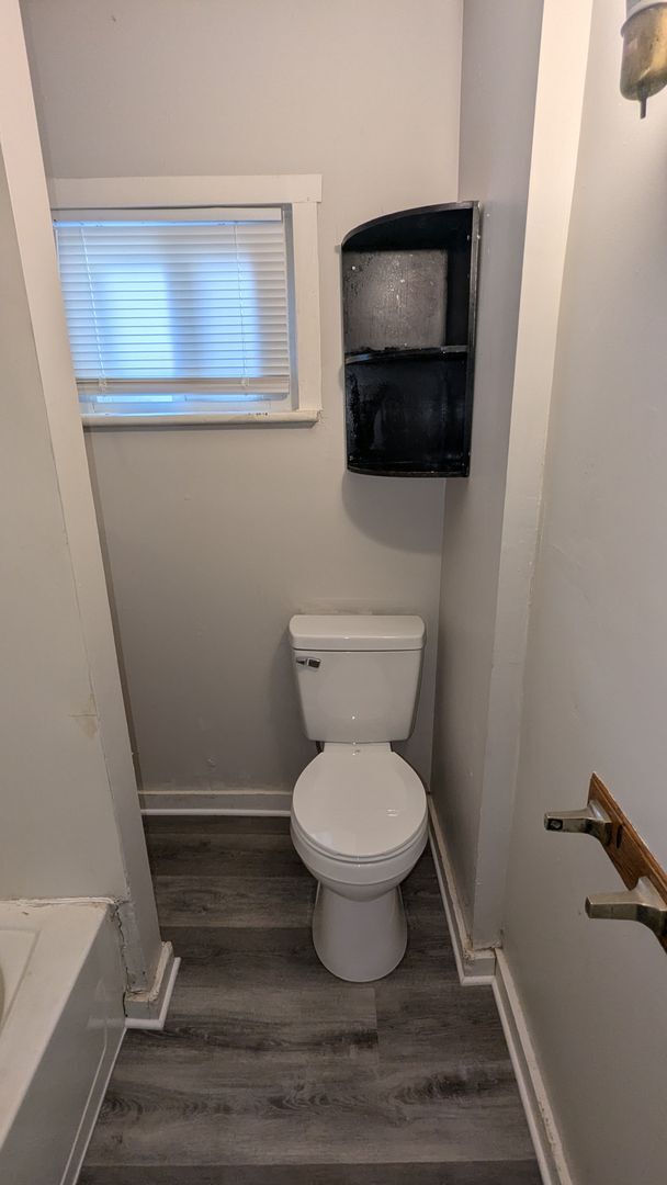 Building Photo - Discover this newly renovated 3-bedroom, 1-bath home in Akron