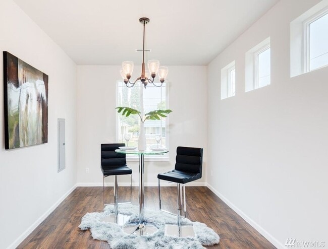 Building Photo - Newer 4 Bed 2.5 Bath with Bonus Room!!