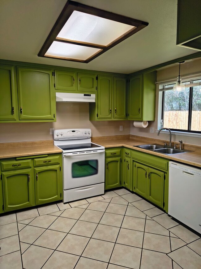 Building Photo - 4 Bed Happy Valley Home – Large Yard – Available Now