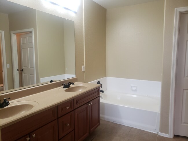 Building Photo - 3 bed 2 bath Condo