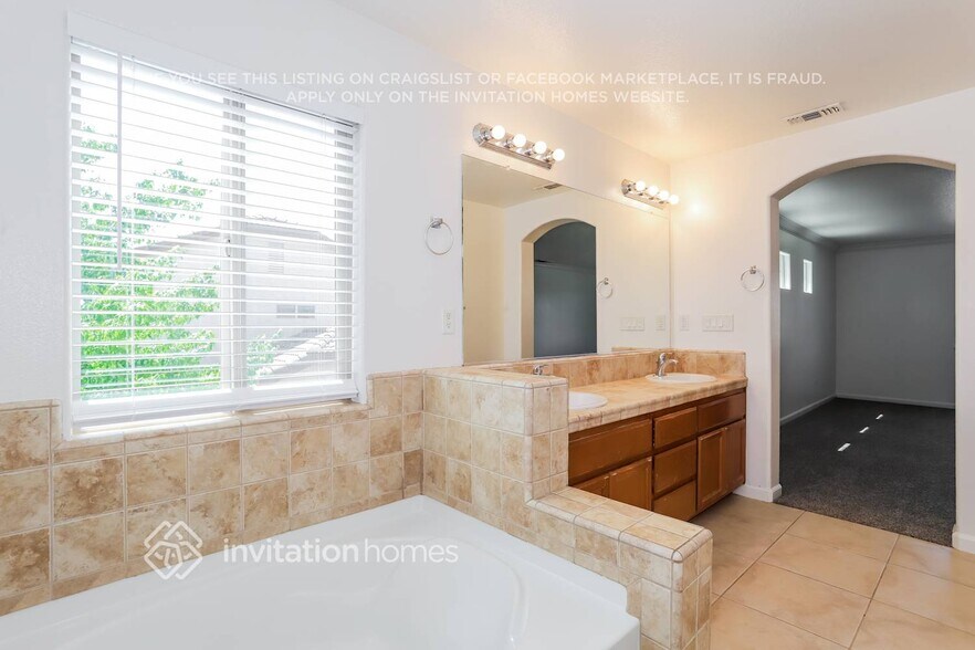 Building Photo - 1346 La Guardia Cir