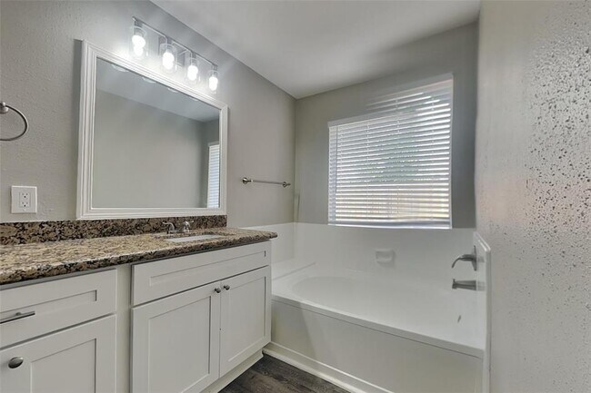 Building Photo - 5607 S Magazine Cir