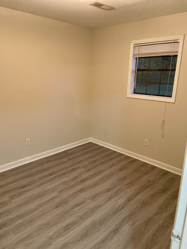 Building Photo - 2 Bedroom Duplex with Yard