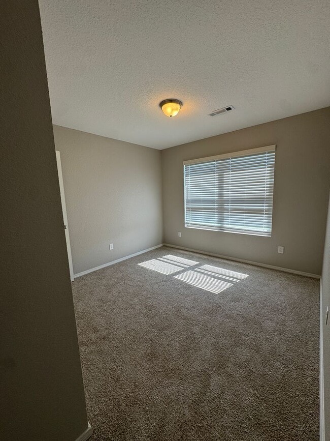Building Photo - 4 Bed / 2 Bath Ready for move in!