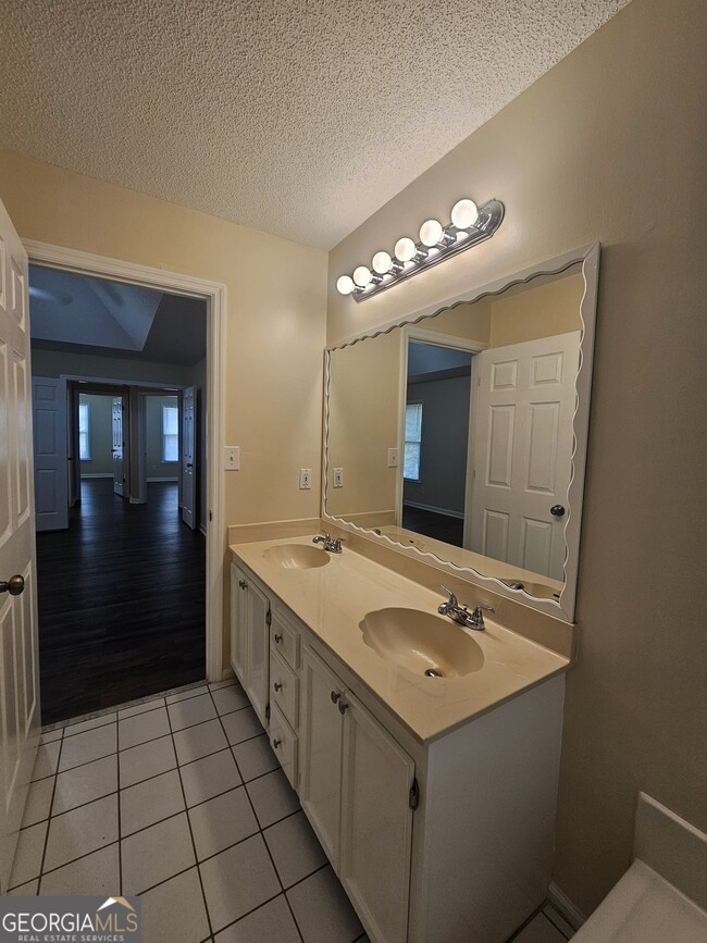 Building Photo - 30 Glenridge Dr
