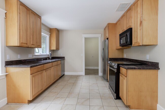 Building Photo - 3 Bed / 2 Bath Woodside home on large lot ...